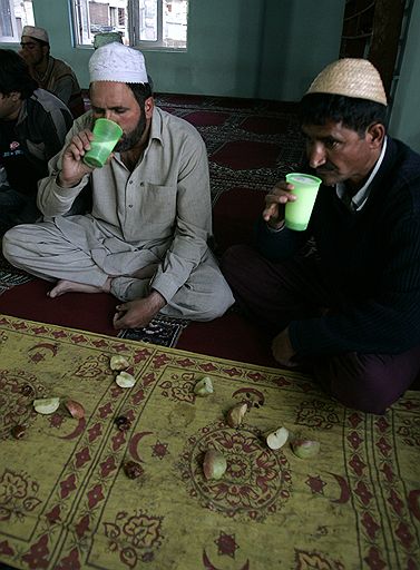 Во всем мире мусульмане придерживаются строго поста во время священного месяца Рамадан. Есть и пить можно лишь после захода солнца