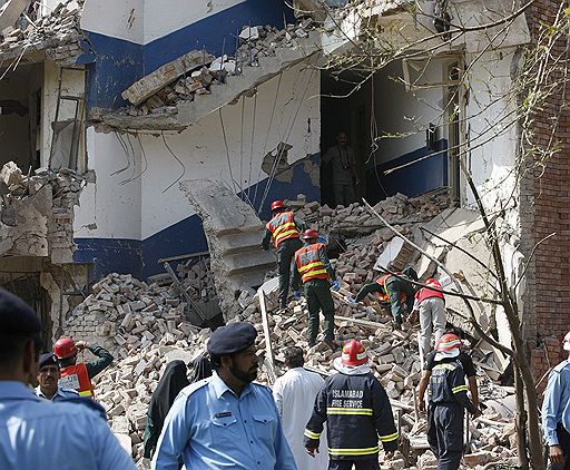 09.10.2008 В Исламабаде в полицейском штабе взорвалась бомба. Инцидент произошел, когда по дороге одновременно проезжали автомобиль, перевозивший заключенных, и школьный автобус. Жертвами взрыва стали 10 человек