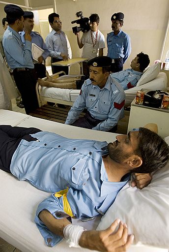 09.10.2008 В Исламабаде в полицейском штабе взорвалась бомба. Инцидент произошел, когда по дороге одновременно проезжали автомобиль, перевозивший заключенных, и школьный автобус. Жертвами взрыва стали 10 человек