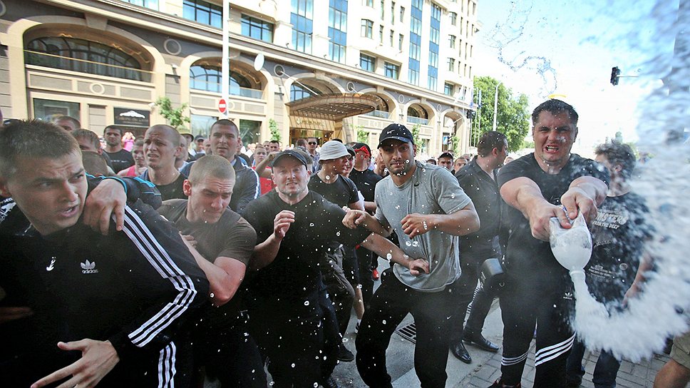 В ходе акции оппозиции «Вставай, Украина!» в Киеве произошли массовые потасовки