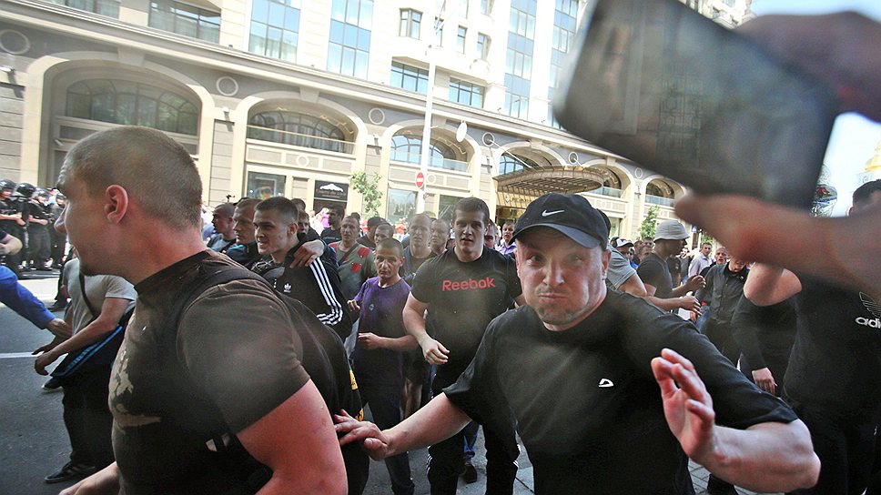 В ходе акции оппозиции «Вставай, Украина!» в Киеве произошли массовые потасовки