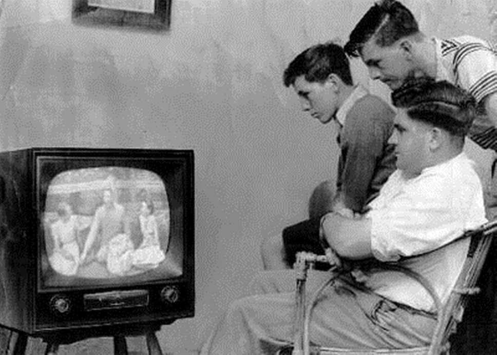 Телевизор через 30. Первое Телевидение. Телевизор 1980 года. Телевизор 20 века.