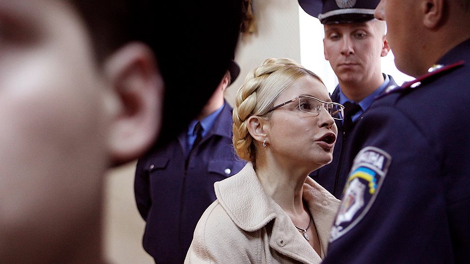 Юлия Тимошенко обращается к СМИ и сотрудникам МВД во время заседания в Печерском районном суде Киева (фото из архива)