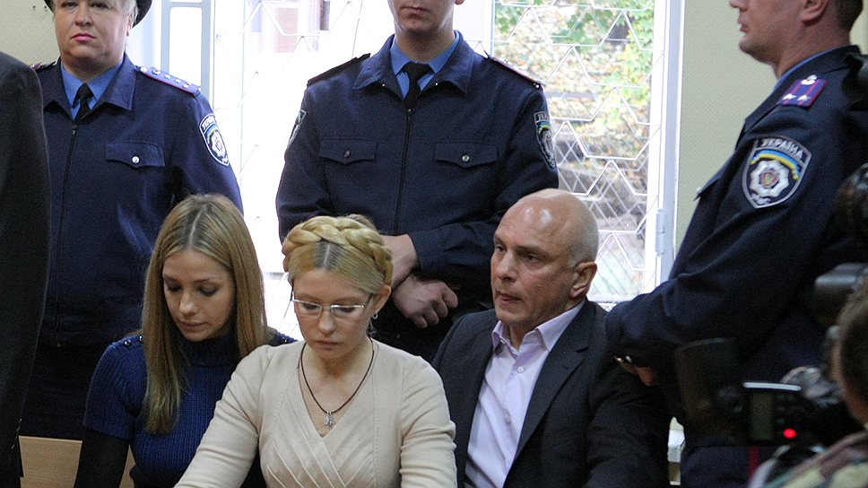 Экс-премьер-министр Юлия Тимошенко с мужем Александром и дочерью Евгенией во время оглашения приговора по ее делу в зале Печерского районного суда города Киева (фото из архива)