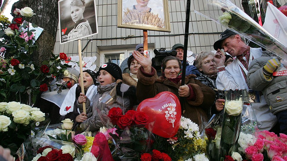 Концерт в честь дня рождения экс-премьер-министра Юлии Тимошенко у стен Лукьяновского следственного изолятора (фото из архива)