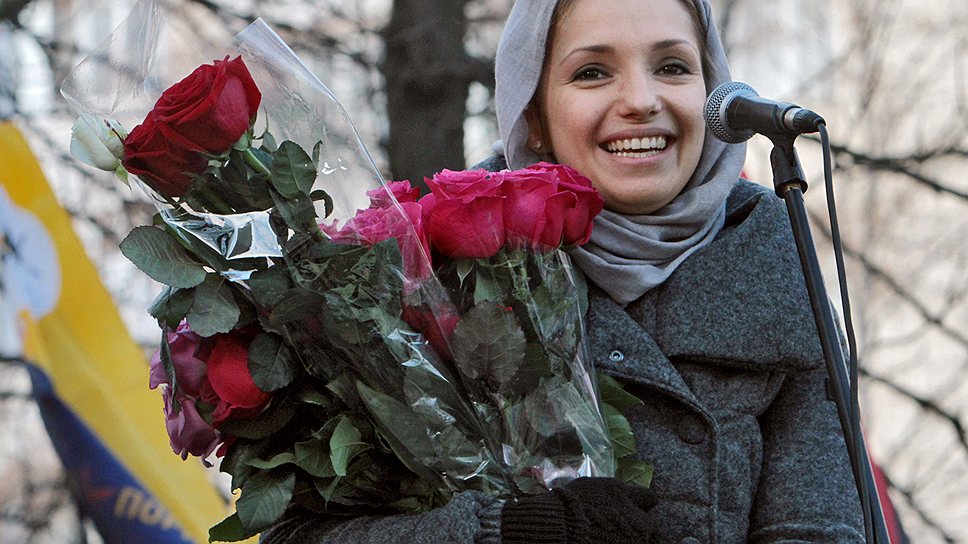Дочь Юлии Тимошенко Евгения во время акции &quot;Цветок для Юли&quot;, посвященной дню рождения экс-премьера (фото из архива)