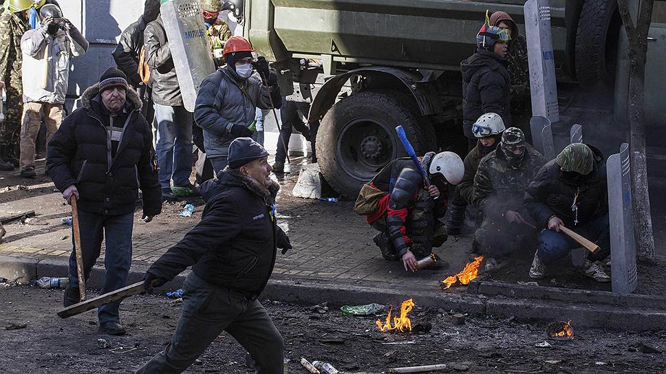 В центре Киеве возобновились столкновения между противниками власти и правоохранителями. Протестующие требуют возврата Конституции 2004 года и отставки президента