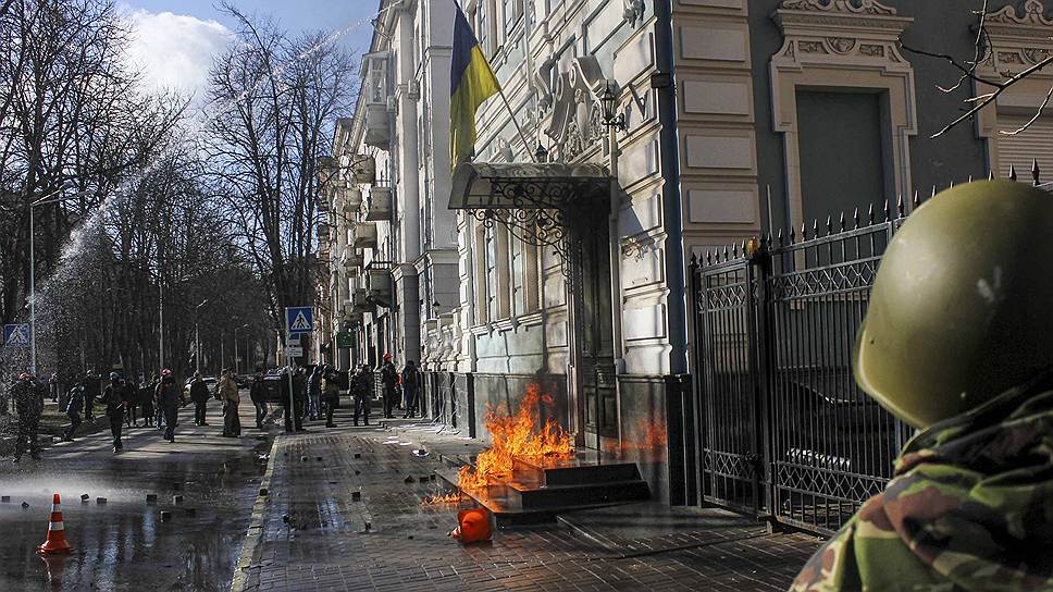 В центре Киеве возобновились столкновения между противниками власти и правоохранителями. Протестующие требуют возврата Конституции 2004 года и отставки президента