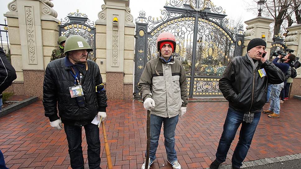 Самооборона Майдана охраняет вход в бывшую резиденцию Президента Украины &quot;Межигорье&quot;.