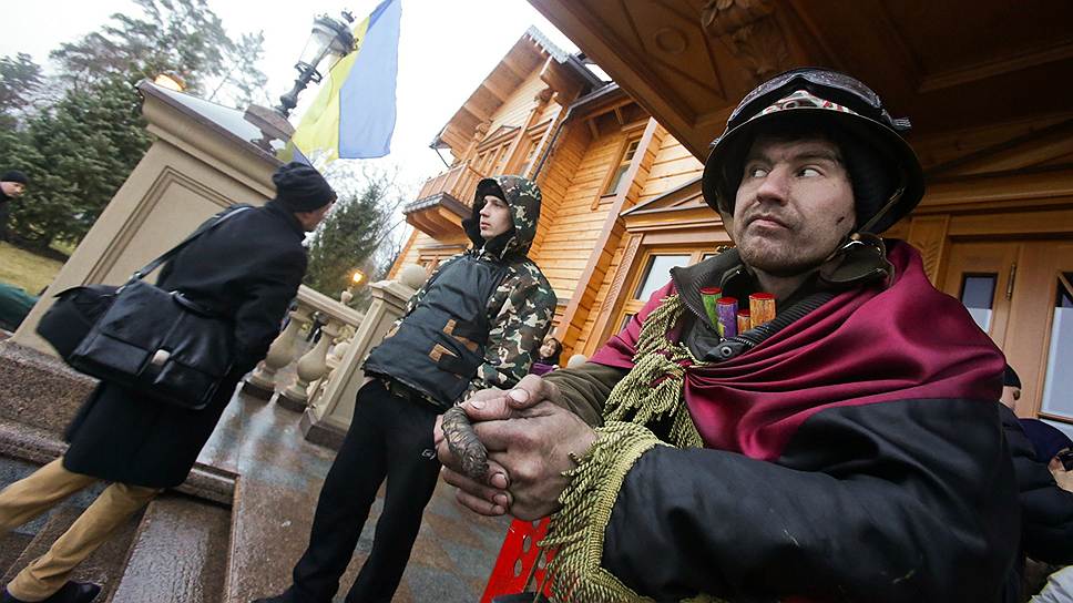Самооборона Майдана охраняет бывшую резиденцию Президента Украины &quot;Межигорье&quot;.