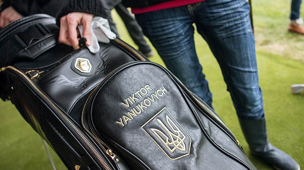 Герб Украины на сумке с клюшкой для гольфа, принадлежавшей Виктору Януковичу.