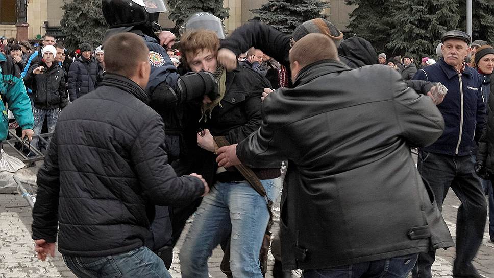 Пророссийские активисты избивают сторонников украинского правительства в Харькове