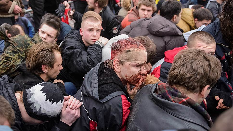 Избитые пророссийскими активистами защитники украинского правительства в Харькове
