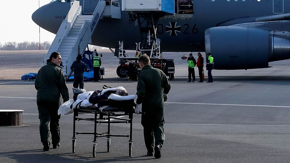 Немецкие военнослужащие сопровождают раненых к военному самолету в аэропорту &quot;Борисполь&quot;