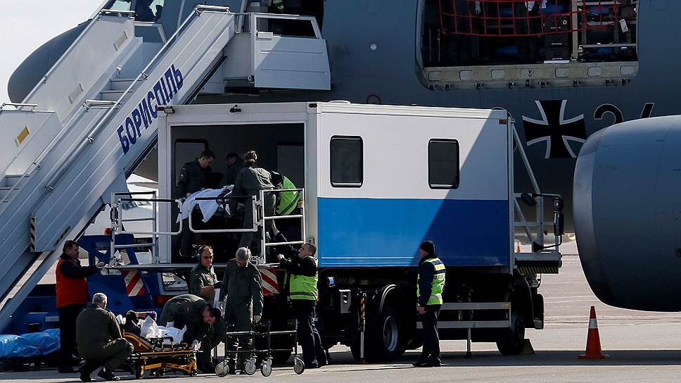 Немецкие военнослужащие сопровождают раненых к военному самолету в аэропорту &quot;Борисполь&quot;