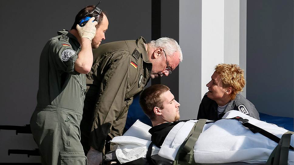 Немецкие военнослужащие сопровождают раненых к военному самолету в международном аэропорту &quot;Борисполь&quot;