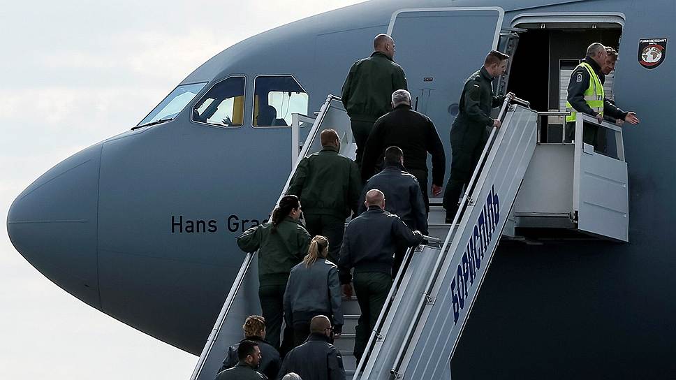 Немецкие военнослужащие сопровождают раненых к военному самолету в международном аэропорту &quot;Борисполь&quot;