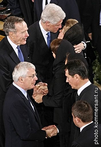 «Друг Билл» (экс-президент США Билл Клинтон) на правах друга семьи тепло обнял Наину Ельцину (вверху). Другой американский экс-президент -- Джордж Буш-старший (слева) и бывший премьер Великобритании Джон Мейджор (слева внизу) дипломатично пожали руки Татьяне Юмашевой (справа) и Валерию Окулову (справа внизу)