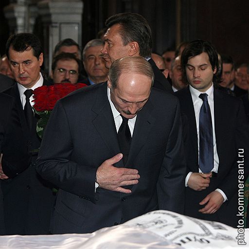 Внук покойного Борис Ельцин-младший (справа) и его зять Валерий Окулов (слева) уступили место для поклона Александру Лукашенко (на переднем плане) и Виктору Януковичу (за ним)