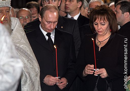 Второй президент России почтил память первого (на фото -- Владимир и Людмила Путины)