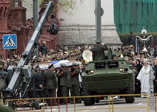 Борис Ельцин остался в памяти людей выступающим на танке. В последний путь гроб с его телом отправился на оружейном лафете за бронетранспортером
