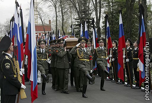Траурная процессия во время похорон первого Президента России Борис Ельцина на Новодевичьем кладбище