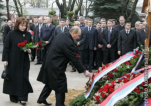 Президент России Владимир Путин с супругой Людмилой во время похорон первого Президента России Борис Ельцина на Новодевичьем кладбище