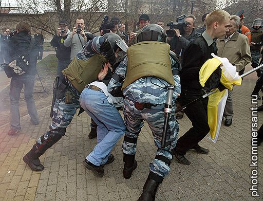 Нижний Новгород. &amp;quot;Марш несогласных&amp;quot; продолжался три минуты в сквере на площади Свободы. На фото - работа ОМОНа