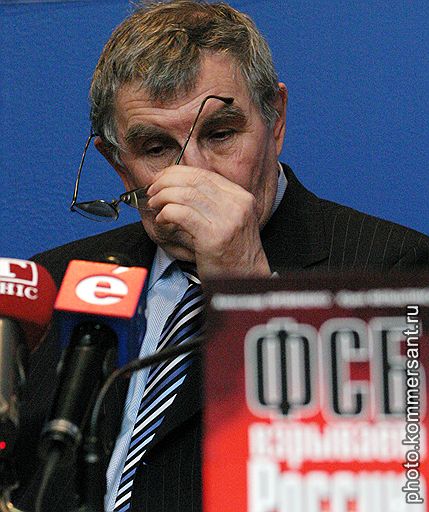 Отец умершего недавно в Лондоне бывшего офицера ФСБ Александра Литвиненко Вальтер Литвиненко во время пресс-конференции в Киеве