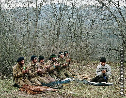 Отряд чеченских боевиков молится перед предстоящим боем с федеральными войсками