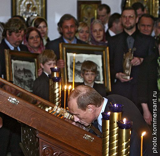 Президент России Владимир Путин (в центре) во время осмотра выставки, посвященной Николаю Чудотворцу в Анжуйском зале замка Свево