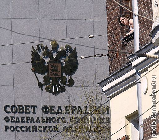 Герб России на здании Совета Федерации России