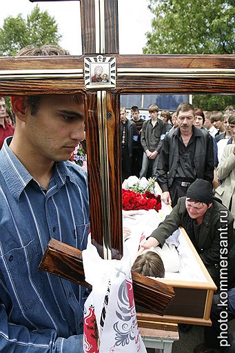 Студента Дмитрия Блохина похоронили на кладбище в Северо-Западном районе Ставрополя. Именно в этом районе 24 мая произошла массовая драка, в ходе которой был убит чеченский студент