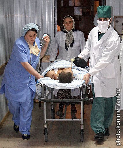 В Дагестане в результата теракта были убиты двое и ранены пятеро военнослужащих 136 - й мотострелковой бригады Министерства обороны России. Один из тяжелораненных в буйнакской городской больнице