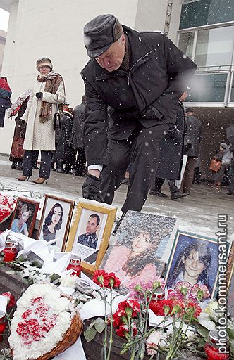Панихида по жертвам теракта 23 октября 2002 в Театральным центром на Дубровке, в котором шла демонстрация мюзикла &amp;quot;Норд-Ост&amp;quot;. Панихида состоялась на площади перед Театральным центром