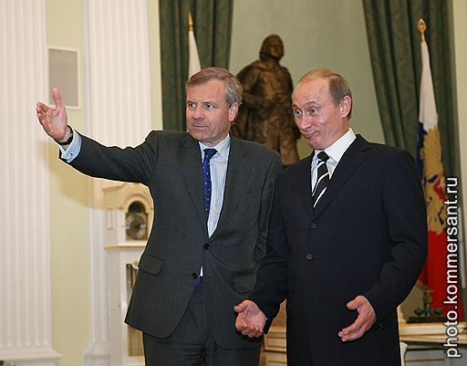 Президент России Владимир Путин (справа) на встрече в Представительском кабинете Кремля едва не стал жертвой натовского коршуна Яапа де Хоопа Схеффера (слева)