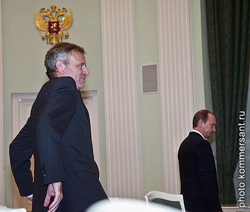 Президент России Владимир Путин (справа) и генеральный секретарь НАТО Яапп де Хооп Схеффер (слева) во время встречи в Кремле