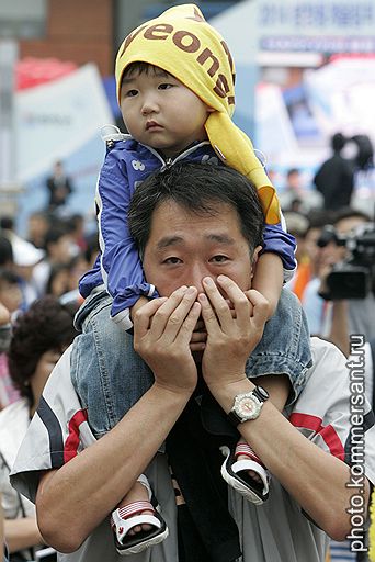 Пхенчхан. Мужчина реагирует на проигрыш города в финальной стадии голосования по столице зимней Олипиады 2014 года