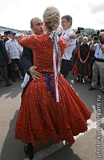 Президент России Владимир Путин признался, что учился танцевать чардаш вчера в Саранске, подглядывая за тем, как это делает венгерский коллега Ференц Дюрчань (справа)