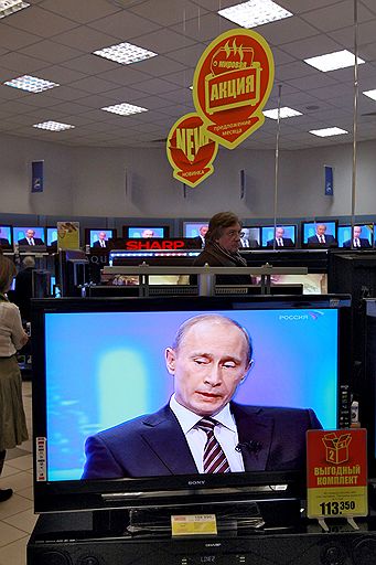 Владимир Путин, выступая перед гражданами в прямом эфире, выглядел тем, кем хотел казаться,— председателем правительства РФ