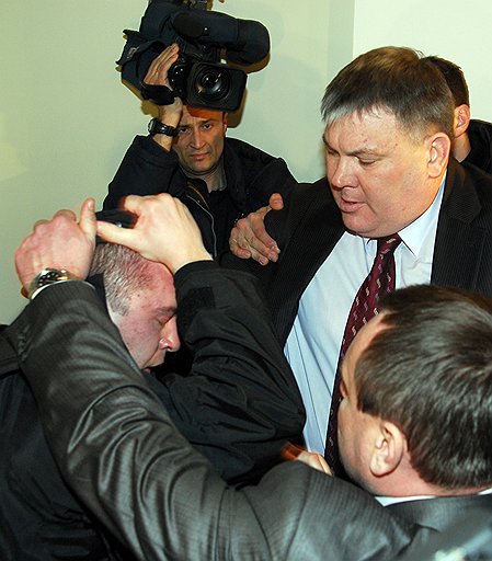Парламентарии из  Блока Юлии Тимошенко сделали все, чтобы разоблачить коварный заговор СБУ против «Нафтогаза Украины» (на фото — депутат срывает маску с бойца спецподразделения «Альфа») 