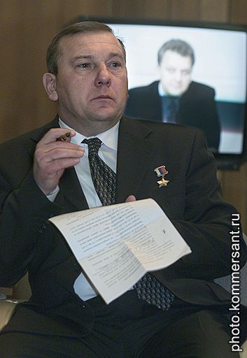 По словам правозащитника, бомбили Катыр-Юрт после известной операции &amp;quot;Охота на волков&amp;quot;, которой руководил командующий группой &amp;quot;Запад&amp;quot; генерал Владимир Шаманов (на фото)