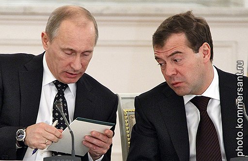 Председатель правительства России Владимир Путин (слева) и президент России Дмитрий Медведев (справа)