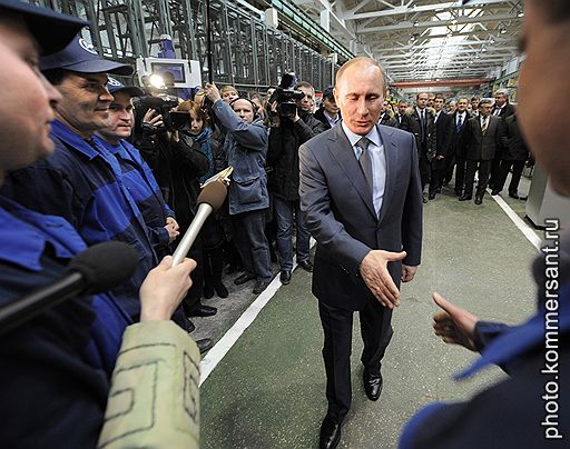 Председатель правительства России Владимир Путин во время встречи с рабочими Воткинского завода