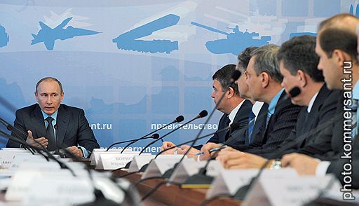 Председатель правительства Владимир Путин (слева) во время совещания по вопросам выполнения государственной программы вооружения на 2011–2020 годы