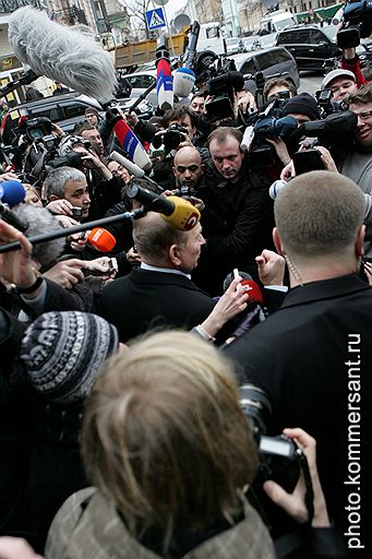 Бывший Президент Украины Леонид Кучма (в центре) дает интервью журналистам у здания Главного следственного управления Генеральной прокуратуры Украины