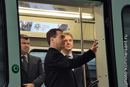 Президент России Дмитрий Медведев (в центре) и министр промышленности и торговли России Виктор Христенко (справа) во время посещения Мытищинского завода &amp;quot;Метровагонмаш&amp;quot;