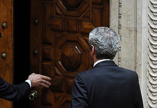 Так и не сумев добиться утверждения в парламенте нового бюджета, урезающего социальные расходы, португальский премьер Жозе Сократеш был вынужден уйти в отставку