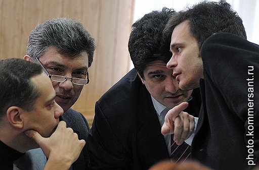 Оппозиционеры во главе с Борисом Немцовым (второй слева) готовятся к новому суду с Владимиром Путиным