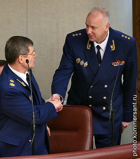 Ведомство Александра Бастрыкина (справа) надеется, что генпрокурор РФ Юрий Чайка (слева) даст возможность продолжить расследование уголовных дел против его подчиненных